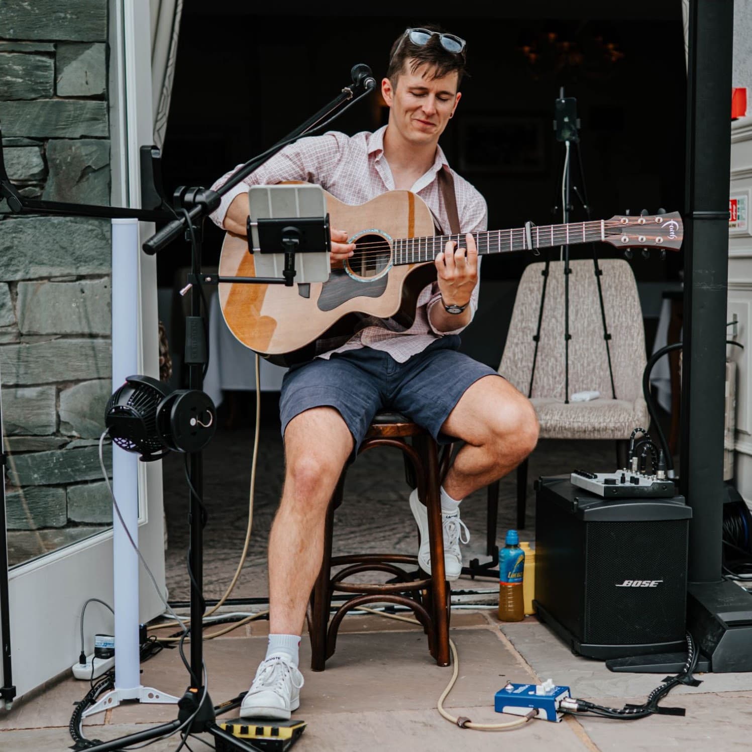 Robbie Wisniewski playing acoustic guitar and singing at a wedding drinks reception